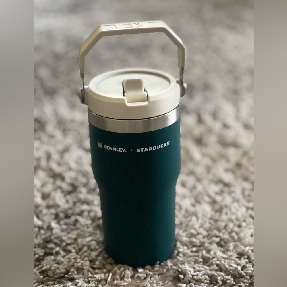 Stanley Starbucks Mexico ONLY collab
Used a couple times
20oz
Limited edition